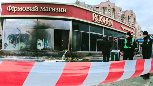В Киеве подожгли фирменный магазин Roshen: ФОТО, ВИДЕО