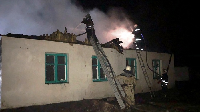 В Житомирской области сгорела сельская школа, спасатели подозревают поджог (ФОТО)