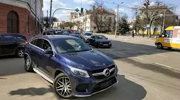 «Audi ехал на красный, а Mercedes принадлежит Елене Розенблат», — подробности ДТП в центре Житомира (ФОТО)