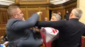 "В Украинском парламенте нельзя биться": драка после принятия "Церковного законопроекта" (ВИДЕО)