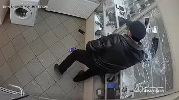 В Житомире среди бела дня иностранец ограбил ломбард на одном из рынков — опубликовано видео