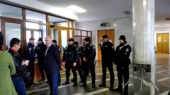 19 сессия началась со скандала: активистов не пускают на сессию