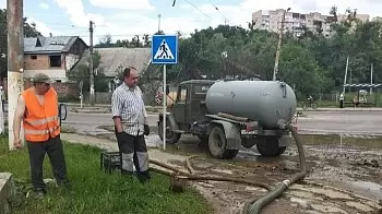 «Полевая» в Житомире остается без воды из-за прорыва трубопровода на Большой Бердичевской (ФОТО)
